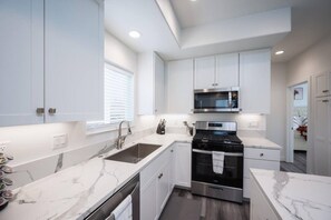 Fridge, microwave, oven, stovetop - Game Room! Sleeps 11! Close to Pismo! (Oceano)