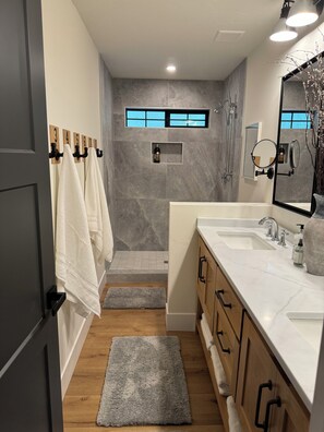 Shower, hair dryer, towels, soap - New build behind Elkins Resort on Priest Lake.  Checks every box!   (Nordman)