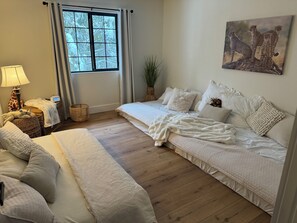 5 bedrooms, iron/ironing board, free WiFi, bed sheets