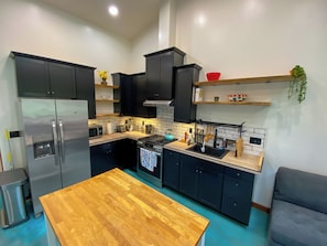 Fridge, microwave, oven, stovetop - New, modern, close to town, country-feel (Arcata)