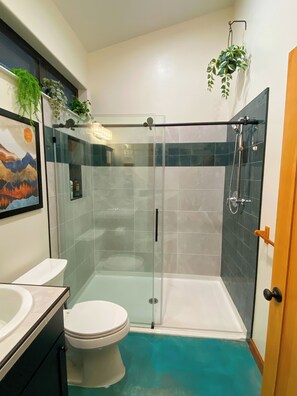 Een douche, een haardroger, handdoeken, zeep