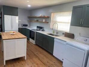 Fridge, microwave, oven, stovetop - Florida’s back country cozy home (Pierson)