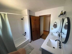 Shower, shampoo - Florida’s back country cozy home (Pierson)