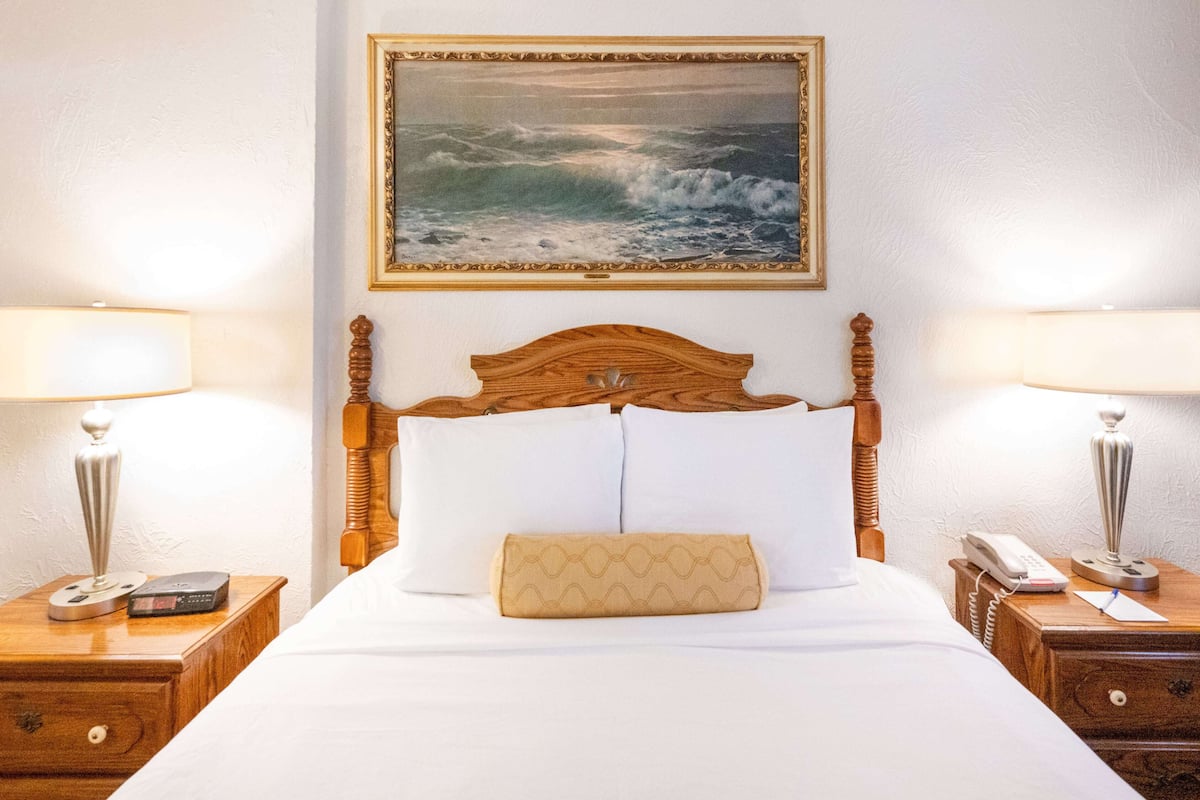 Room, 1 Queen Bed (No Air-conditioning)