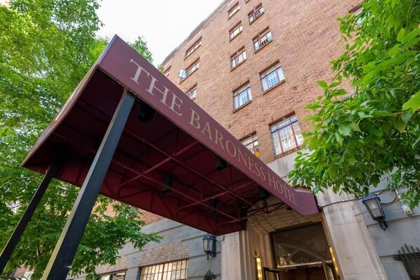 Exterior - The Baroness Hotel (Seattle)