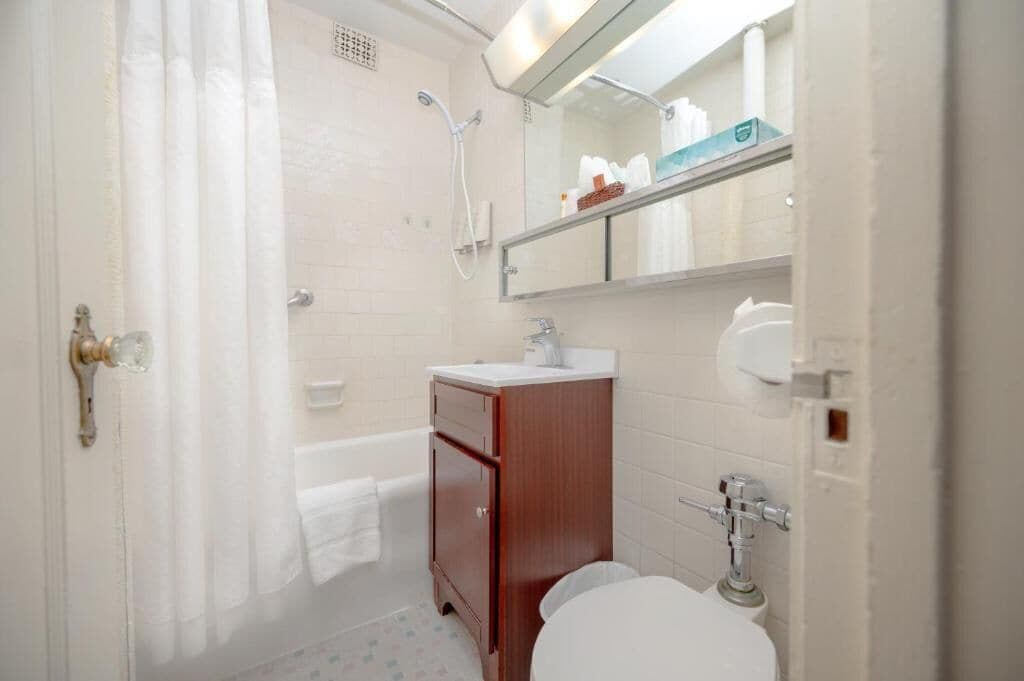 Combined shower/tub, towels