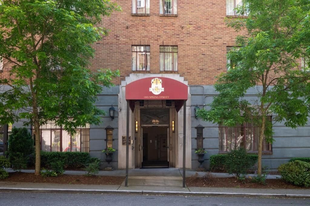Un edificio in mattoni con un tendone rosso e un cartello che riporta la scritta "Lafayette Hotel".