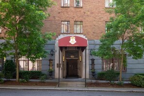 Exterior - The Baroness Hotel (Seattle)