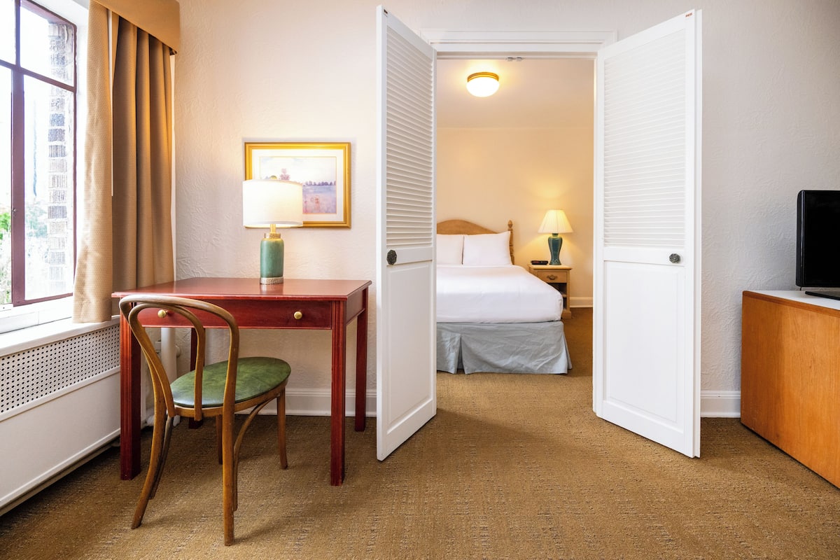 Room, 1 Queen Bed (No Air-conditioning)