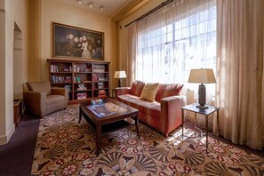 Lobby sitting area - The Baroness Hotel (Seattle)