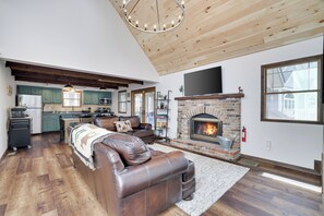 Smart TV, fireplace, table football, ping pong - Welcome to House in the Trees in The Hideout! (Lake Ariel)