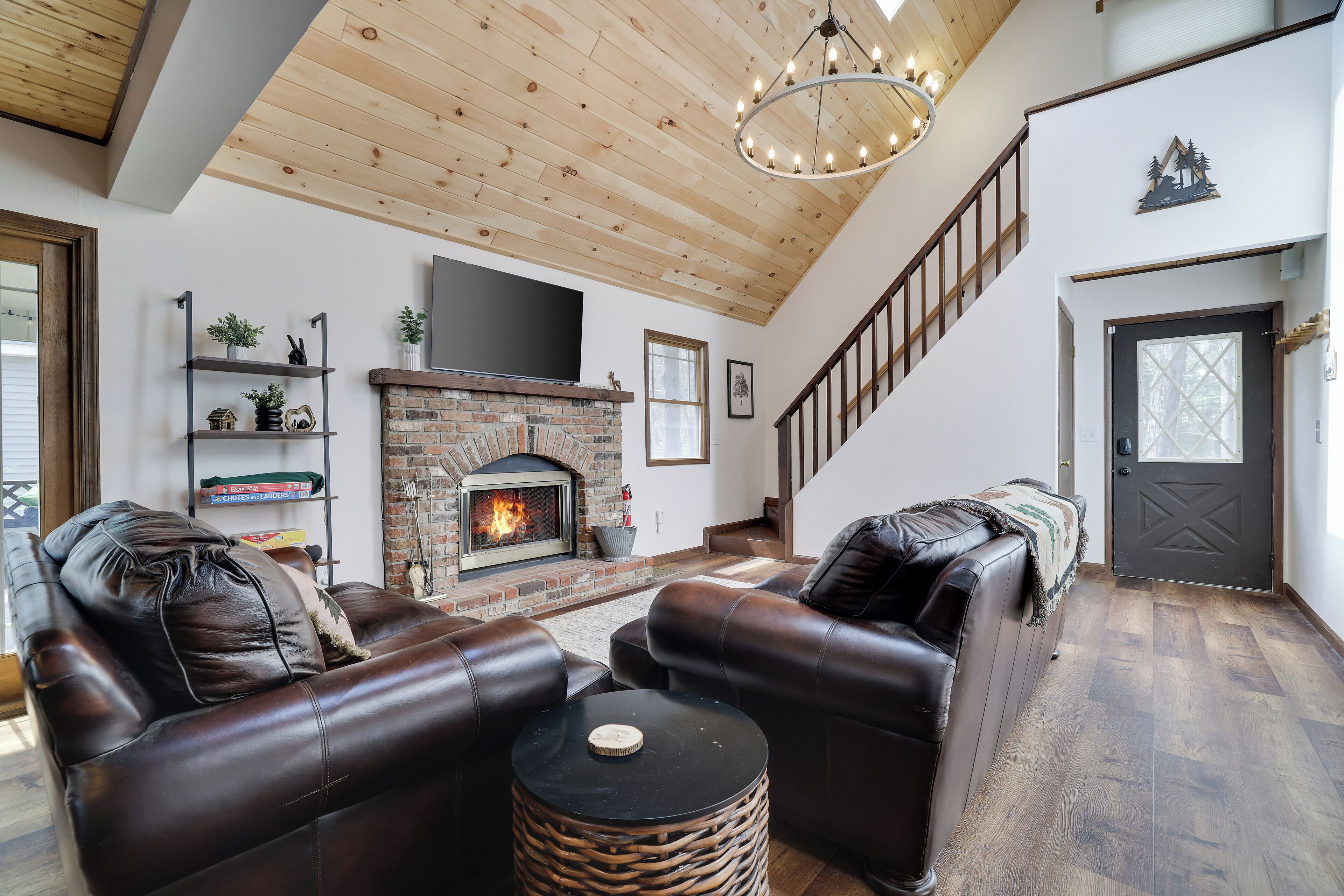 Téléviseur connecté, foyer, table de baby-foot, table de ping-pong