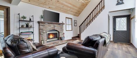 Smart TV, chimenea, futbolito, mesa de ping pong