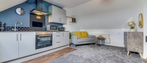 Jääkaappi, mikroaaltouuni, uuni, liesi