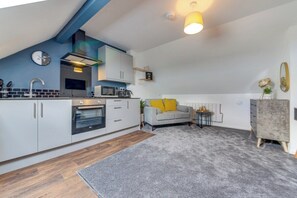 Kjøleskap, mikrobølgeovn, ovn og kokeplater