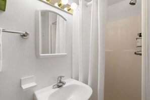 Casa familiare, 2 letti matrimoniali | Bagno | Doccia, asciugamani