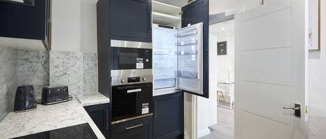Refrigerador, microondas, horno, placa de cocina