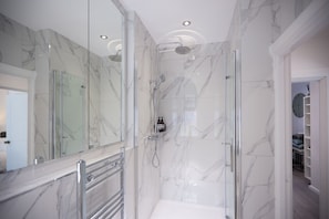 Shower, hair dryer, towels, soap - Butterbridge apartments nestled between More London and Tower Bridge.  (London)