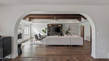 House, Multiple Beds, Pool Access, Pool View | Interior