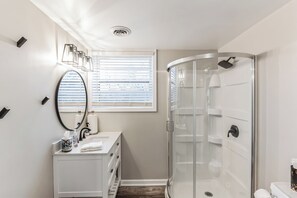 Hus - flere senge - pejs i værelset - udsigt til have (The Vivianne) | Badeværelse | Designertoiletartikler, håndklæder, Toiletpapir