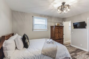 Room - Luxurious 4BR Home, Pet Friendly! (Nashville)