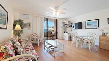 Kondominium, 1 Tempat Tidur King dengan tempat tidur Sofa, balkon (Kona Reef F2) | Area keluarga | Televisi layar datar 42-inci dengan saluran TV digital