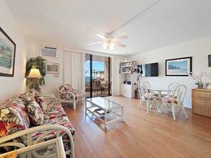 Apartment, 1 King-Bett und Schlafsofa, Balkon, Meerblick (Kona Reef F2) | Wohnbereich | 42-Zoll-Flachbildfernseher mit Digitalempfang