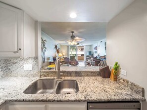 公寓客房, 多張床, 陽台, 海景 (White Sands Village #217) | 住宿內部