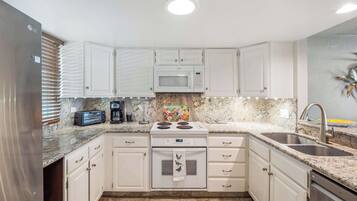 Condo, varias camas, balcón, vista al océano (White Sands Village #217) | Cocina privada | Refrigerador, microondas, horno y parrilla de estufa