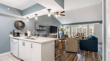 Condo, Multiple Beds, Fireplace, Golf View (Eagle's Nest at The Club) | Interior