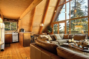 Cabana, várias camas, varanda, vista para a montanha (The Tranquil Pines A-Frame Cabin) | Parte interna