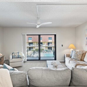 Appart'hôtel, plusieurs lits, balcon, vue piscine (Wave Watcher at Cocoa Beach) | Coin séjour | Télévision à écran plat de 42 pouces avec chaînes numériques