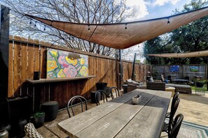 Outdoor dining - Spring Branch Haven - Cozy 3BR Oasis, Pet Friendly (Houston)