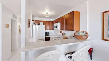 Condo, 1 King Bed, Balcony, Partial Ocean View (Kolu Honu) | Private kitchen | Fridge, microwave, oven, stovetop