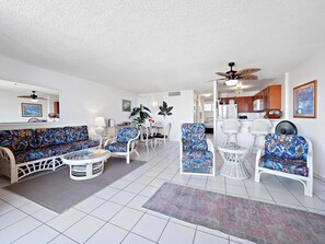 Appart'hôtel, 1 très grand lit, balcon, vue partielle sur l'océan (Kolu Honu) | Coin séjour | Télévision à écran plat de 42 pouces avec chaînes numériques