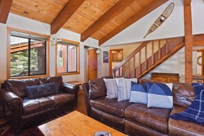 Hus, flere senger, terrasse, fjellutsikt (Northstar Treehouse) | Oppholdsområde | En 55-tommers Flatskjerm-TV med digitale kanaler samt peis