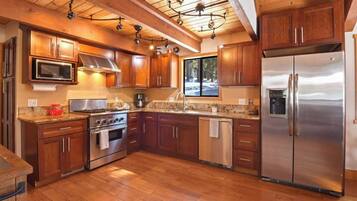 Maison, plusieurs lits, patio, vue montagne (Northstar Treehouse) | Cuisine privée | Réfrigérateur, micro-ondes, four, plaque de cuisson