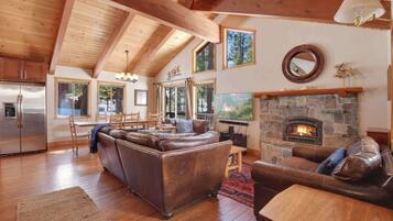 Huis, meerdere bedden, patio, uitzicht op bergen (Northstar Treehouse) | Woonruimte | Een 55-inch flatscreentelevisie met digitale zenders en een open haard