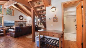 Casa, varias camas, patio, vistas a la montaña (Northstar Treehouse) | Interior