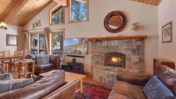 Talo, useita sänkyjä, patio, vuoristonäköala (Northstar Treehouse) | Oleskelualue | 55–tuumainen taulutelevisio, jossa digitaalikanavat