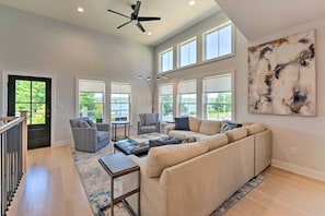 House, Multiple Beds, Patio | Living area | TV - Como Vista (Lake Geneva)