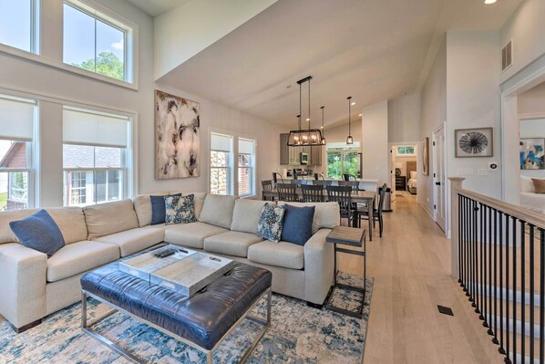 House, Multiple Beds, Patio | Living area | TV - Como Vista (Lake Geneva)