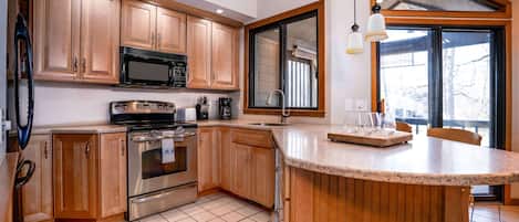 Maison mitoyenne, plusieurs lits, balcon, vue golf (Briarwood Serenity at Abbey Springs) | Cuisine privée | Réfrigérateur, micro-ondes, four, plaque de cuisson