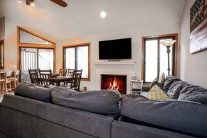 Maison mitoyenne, plusieurs lits, balcon, vue golf (Briarwood Serenity at Abbey Springs) | Coin séjour