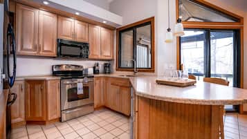 Townhouse, Beberapa Tempat Tidur, balkon (Briarwood Serenity at Abbey Springs) | Dapur pribadi | Lemari es, microwave, oven, dan kompor