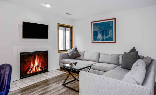 Casa geminada, várias camas, sacada (Briarwood Serenity at Abbey Springs) | Área de estar | TV de tela plana 42 polegadas com canais digitais, lareira