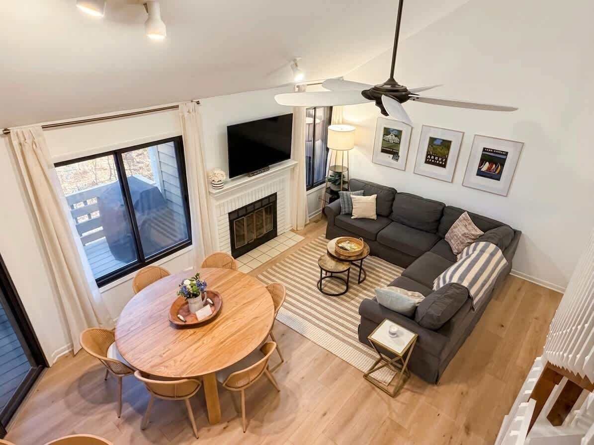 وحدة سكنية متصلة - عدة أسرّة - بشرفة - منظر لملعب الجولف (Briarwood Serenity at Abbey Springs) | منطقة المعيشة | تلفزيون بشاشة مسطحة بحجم 42-بوصة يعرض قنوات تلفزيونية رقمية، مدفأة