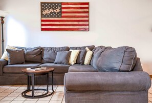 Maison mitoyenne, plusieurs lits, balcon, vue golf (Briarwood Serenity at Abbey Springs) | Coin séjour