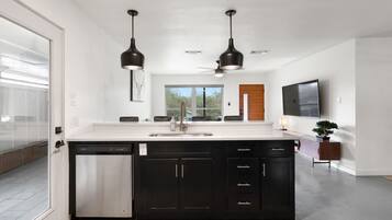 Talo, useita sänkyjä, pääsy uima-altaalle, näköala uima-altaalle (Oakshade Oasis) | Yksityinen keittiö | Jääkaappi, uuni, liesi, astianpesukone