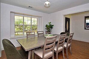 Maison, plusieurs lits, patio, vue jardin (Dreamy Dripping Springs) | Restauration